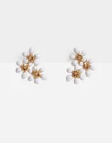 Aros colgantes cortos con forma de flores blancas y centro dorado con cierre de tope a presión.