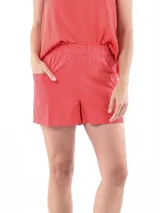 Short de vestir color coral con cintura elastizada y bolsillos laterales.