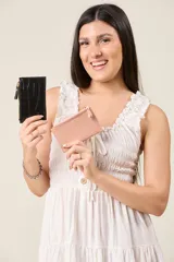 Tarjetero con textura croco y cierre superior con cremallera.