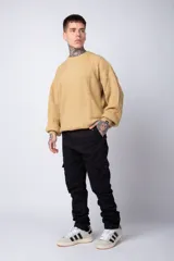 Pantalón cargo color beige con bolsillos laterales con solapa y botón. Corte ajustado.