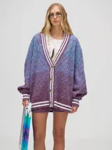 Cardigan tejido con patrón de rombos y degradé de colores azul y borgoña. Tiene cuello en V con ribete a rayas blancas y cartera de botones.