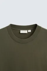 Camiseta color blanco hueso de algodón, corte recto y mangas largas.