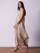 Enterito largo estampado, marca Catherine Malandrino, con espalda entrelazada, breteles finos regulables, ruedo asimétrico y abertura lateral con cierre invisible.