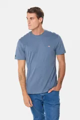 Remera celeste de manga corta con cuello redondo y bordado pequeño en el pecho. Corte clásico.