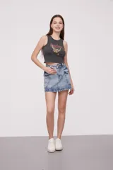 Minifalda gris de jean con bolsillos tipo cargo.