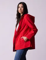 Campera impermeable azul con cierre central, bolsillos delanteros y lazo de ajuste en la cintura. Tiene avíos metálicos plateados y cierre oculto en la espalda para autoguardado.