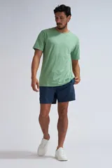 Short de baño azul marino de corte clásico.