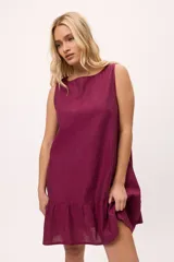 Vestido blanco de lino y algodón, corte suelto, con volados en el ruedo y escote bote.