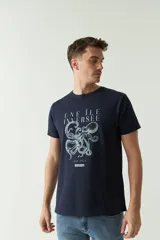 Remera de hombre azul marino con estampado de un pulpo y texto en color celeste.