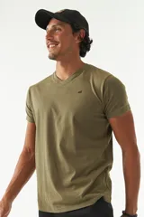 Remera blanca de algodón con cuello en V, manga corta, corte regular y logo estampado en el pecho.