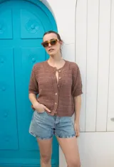 Saco tejido calado color marrón con mangas al codo y botones de coco.