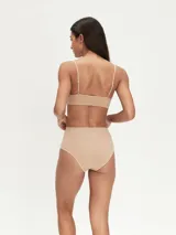 Bombacha tiro alto color piel, de microfibra sin costuras.