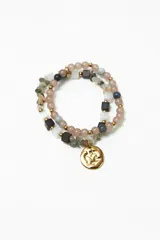 Pulsera doble de piedras naturales en tonos rosados, grises y verdes, con cuentas doradas y dije redondo dorado.