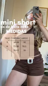 Mini short de lycra con pretina doble, color bordó con rayas horizontales blancas.