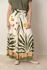 Pantalón palazzo de viscosa color crudo con estampado de hojas y flores en tonos azules y marrones. Cintura elastizada en la parte trasera.