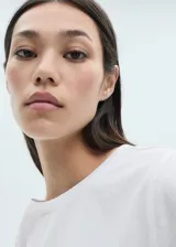 Camiseta básica de color blanco con cuello redondo y textura suave.