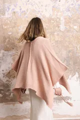 Saco tipo poncho color salmón, tejido en algodón, de silueta oversize y mangas 3/4 caídas.