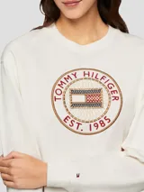 Buzo blanco de algodón con cuello redondo, puños y bajo de punto canalé. Logo de Tommy Hilfiger bordado en el pecho y en la manga.
