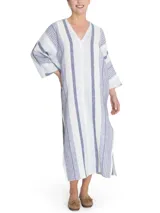 Túnica amplia de lino y algodón orgánico con escote en V, manga tres cuartos y cortes en los costados. Diseño a rayas verticales azules y blancas.