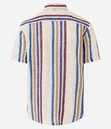 Camisa de manga corta con cuello alto y abotonada, confeccionada en ganchillo rústico con textura.