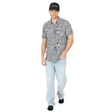 Camisa de manga corta con estampado geométrico abstracto en blanco y negro.