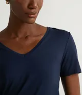 Blusa básica de manga corta y escote en V, color azul marino, confeccionada en viscolycra.