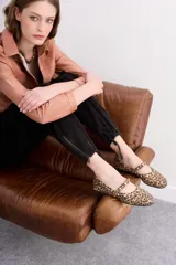 Balerina con estampado animal print, tira sobre el empeine y remaches en níquel.
