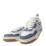 Zapatillas deportivas acordonadas color blanco con suela marrón.