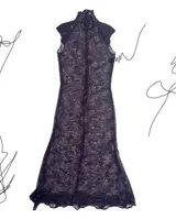 Vestido largo color vino, transparente, con lentejuelas y cuello alto. Sin mangas y con volados en los hombros.