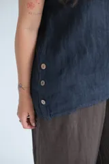 Musculosa azul marino de lino italiano con escote redondo y botones de madera en los laterales.