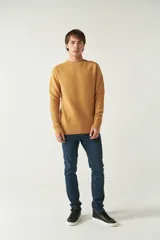 Sweater mostaza de punto con cuello redondo, mangas largas y logo bordado en el pecho. Corte slim fit.