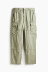 Pantalón cargo color verde claro, de corte relajado, con bolsillos laterales con solapa y botón a presión. Confeccionado en popelina de algodón con elástico en la parte posterior de la pretina y cierre con botón a presión.