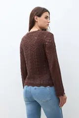 Sweater de manga larga color marrón chocolate, tejido en punto calado con diseño geométrico y cuello redondo con borde festoneado.