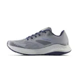 Championes de trail running New Balance Dynasoft Nitrel V5, color gris con detalles en azul y suela con patrón de puntos.