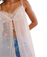 Camisón midi de malla transparente color rosa pálido, con lentejuelas bordadas, escote en V con puntilla y tirantes finos regulables.