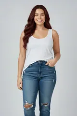 Musculosa blanca de algodón, con cuello redondo y corte clásico.