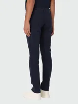 Pantalón de jean azul oscuro, corte recto, con bolsillos delanteros y traseros.