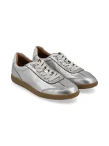 Zapatillas acordonadas doradas de cuero, con suela marrón de goma.