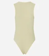 Body color marrón, sin mangas, con cuello halter y cierre en la entrepierna.