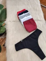 Pack de seis bombachas tipo vedetina de algodón en colores surtidos: gris, bordó, blanco, rojo, azul y negro.