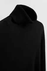 Jersey negro de punto fino con cuello alto y manga larga.
