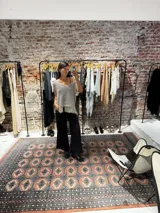 Chaleco tejido con terminación en flecos.