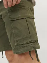 Short cargo color verde oliva de Jack & Jones, con corte relajado, bolsillos laterales tipo cargo con solapa y ajuste con cordón en el ruedo. Cierre con cremallera y botón. Confeccionado en tejido de sarga de algodón.