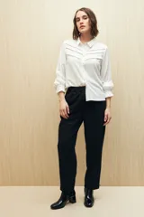 Camisa celeste de manga larga confeccionada en viscosa ligera, con detalles calados en la parte superior y pequeños volados.