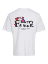 Camiseta blanca de manga corta y cuello redondo con estampado pequeño en el pecho con la frase "Flower's N' Stuff" en negro y rojo.