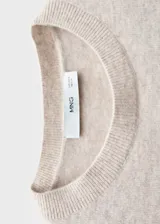 Sweater lila de cashmere con cuello redondo y mangas largas.