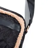 Bandolera negra con diseño acolchado en forma de rombos, ribete de piel sintética color crema y correa de hombro ajustable.