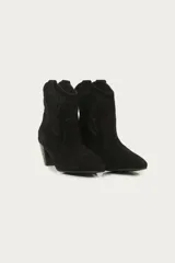 Bota corta de cuero vacuno descarne color negro, con diseño bordado en el lateral, taco de madera y punta fina.