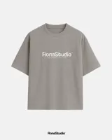 Remera gris de algodón premium de 300 g con logo RonaStudio estampado en el pecho.