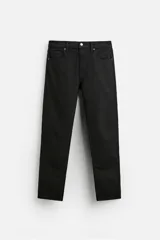 Pantalón de jean negro, corte slim fit, con tiro medio, cinco bolsillos, efecto lavado y cierre frontal con cremallera y botón.